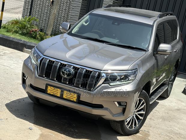 Toyota Land Cruiser Prado 2023 Gray