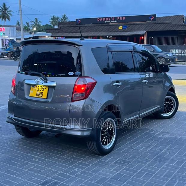 Toyota Ractis 1.3 FWD 2008 Gray