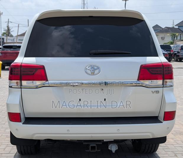 Toyota Land Cruiser 2016 White