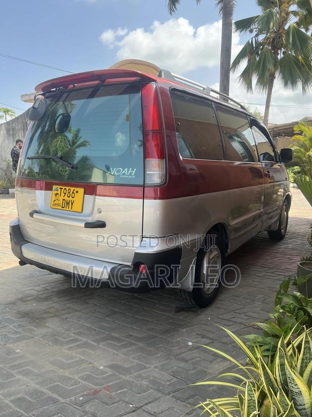 Toyota Noah 2003 Red