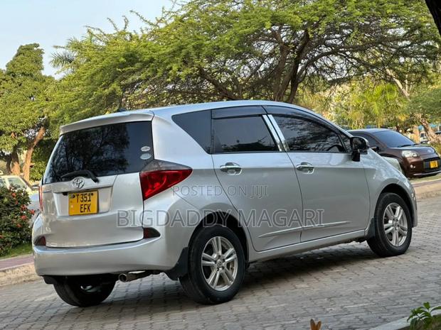 Toyota Ractis 2011 Silver
