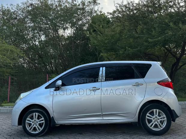 Toyota Ractis 2011 Silver