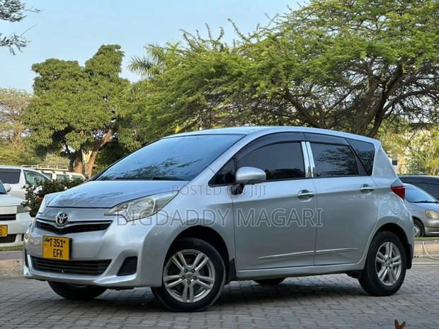 Toyota Ractis 2011 Silver