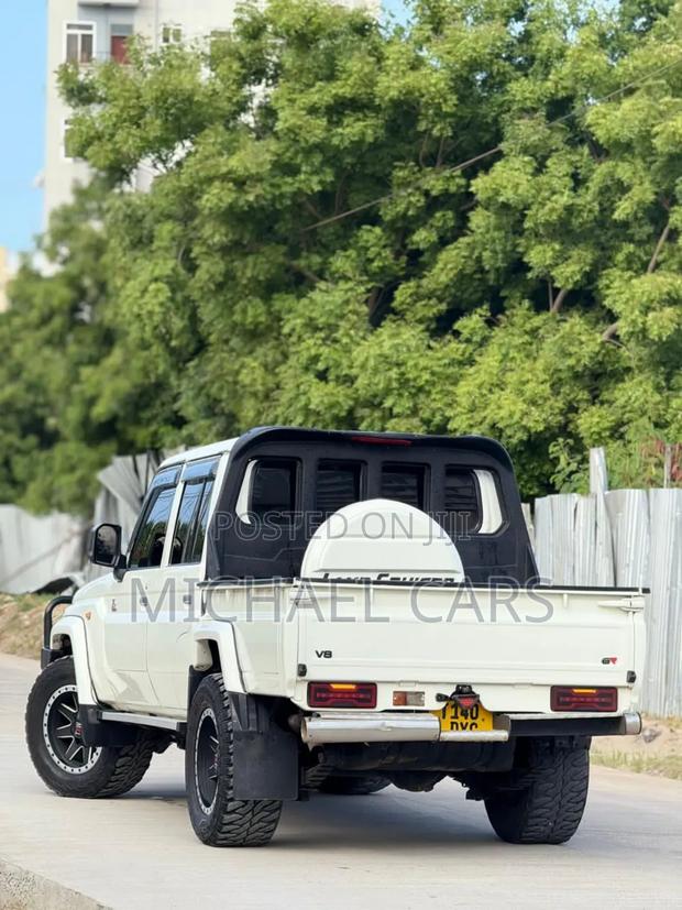 Toyota Land Cruiser 2016 White