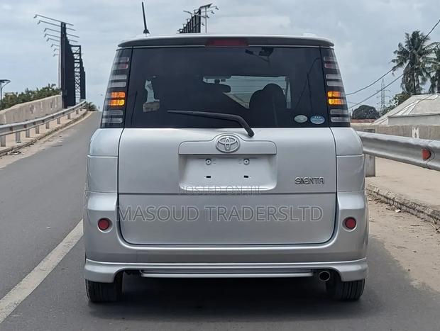 Toyota Sienta 2005 Silver