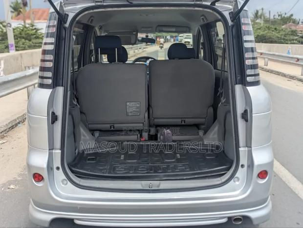 Toyota Sienta 2005 Silver