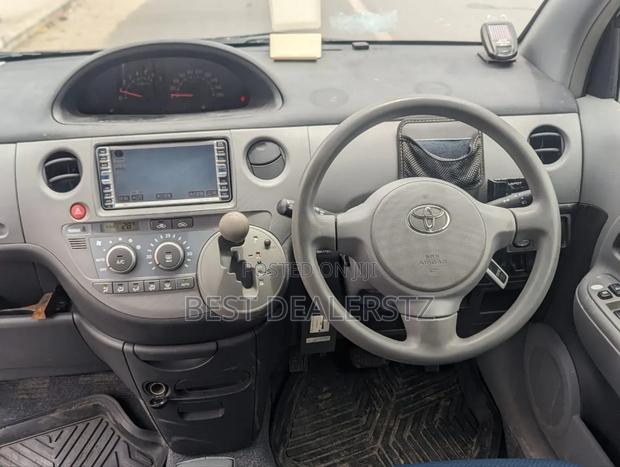 Toyota Sienta 2005 Silver