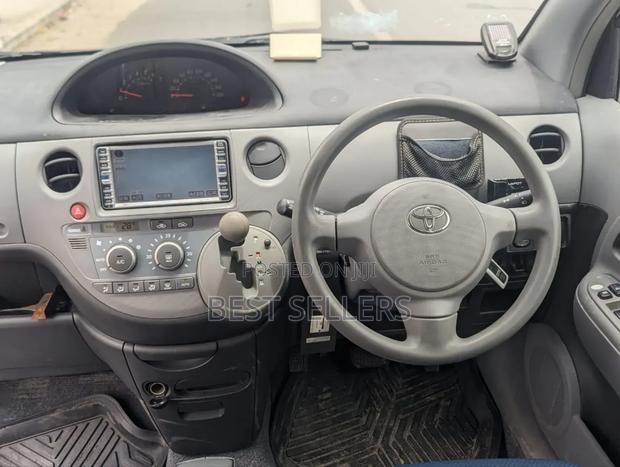 Toyota Sienta 2005 Silver
