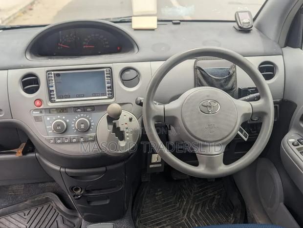 Toyota Sienta 2005 Silver