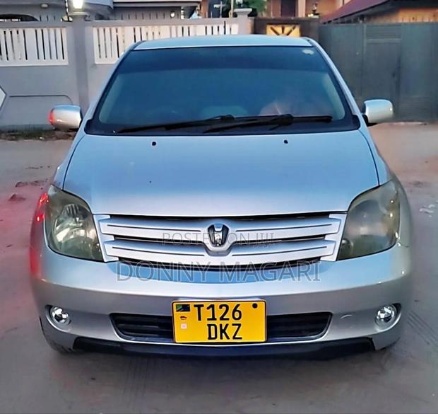 Toyota IST 2004 Silver