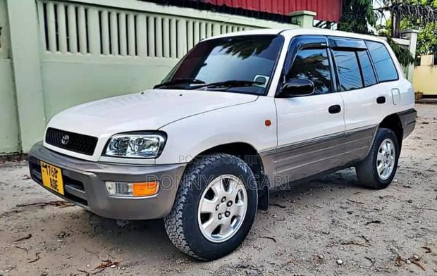 Toyota RAV4 1999 White