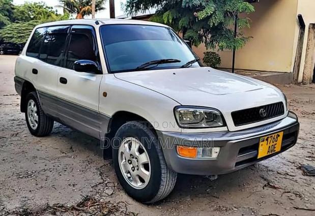 Toyota RAV4 1999 White