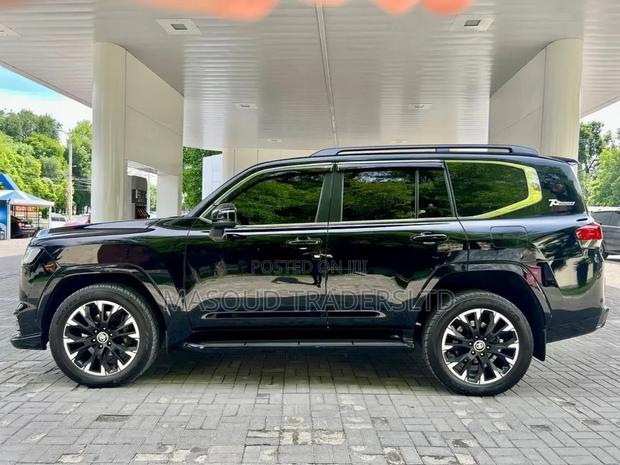 Toyota Land Cruiser LC300 2024 Black