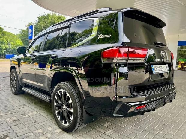 Toyota Land Cruiser LC300 2024 Black
