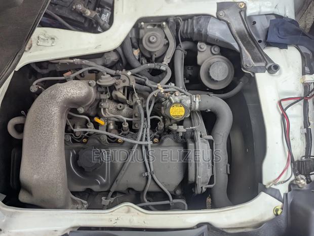Toyota HiAce 2000 White