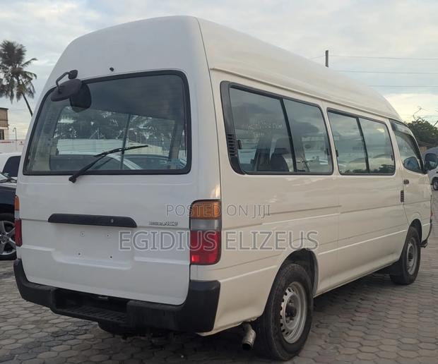 Toyota HiAce 2000 White
