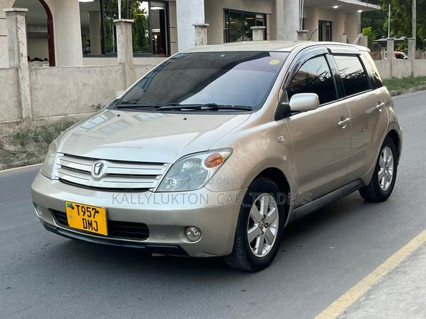 Toyota IST 2005 Gold