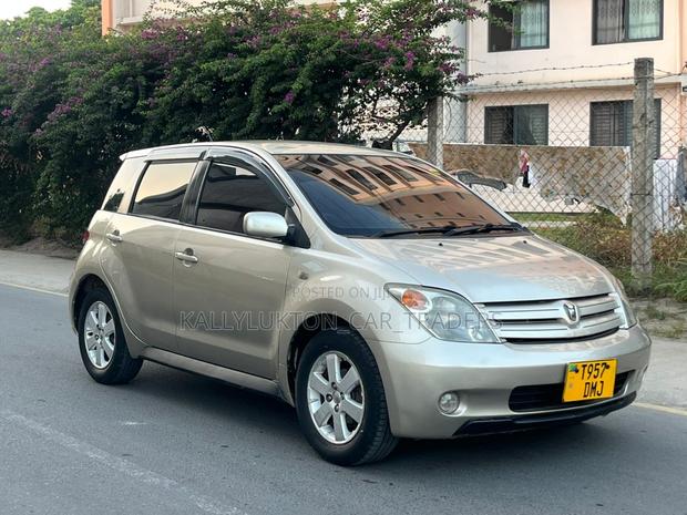 Toyota IST 2005 Gold