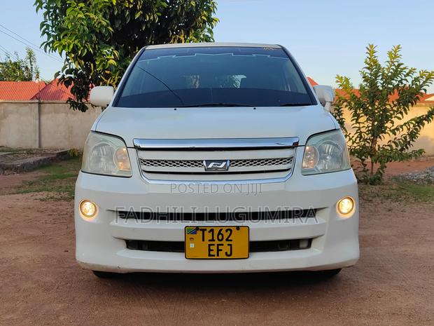 Toyota Noah 2006 White