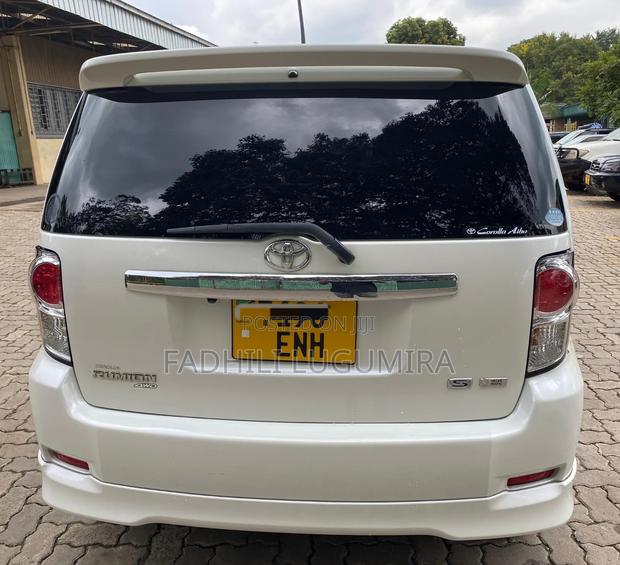 Toyota Corolla Rumion 2009 White