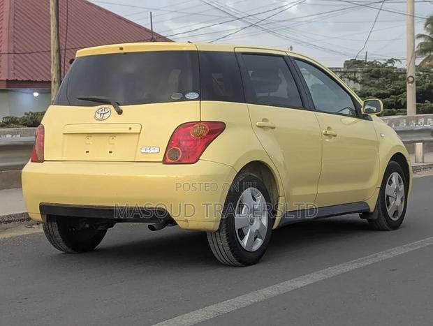 Toyota IST 2003 Yellow