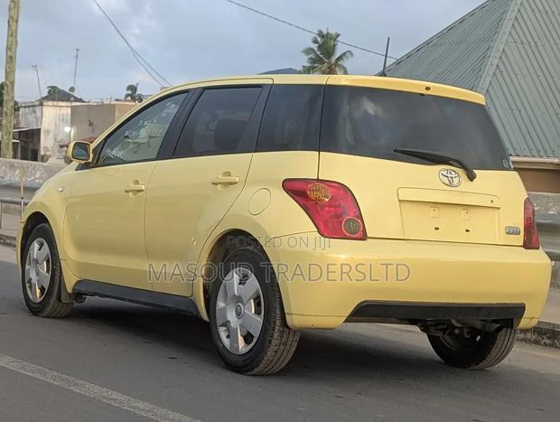 Toyota IST 2003 Yellow