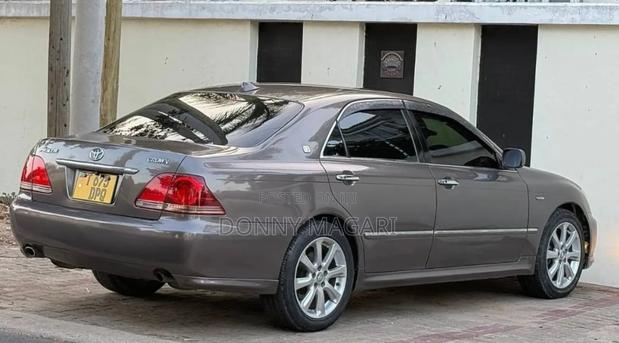 Toyota Crown 2004 Gray