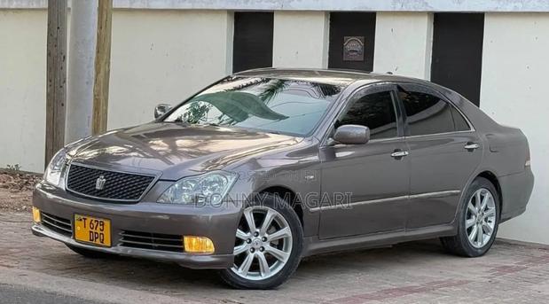 Toyota Crown 2004 Gray