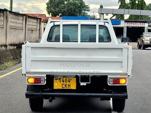 Toyota Hilux 2000 White