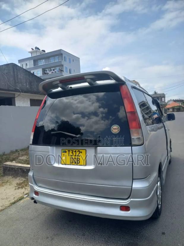 Toyota Noah 2002 Silver