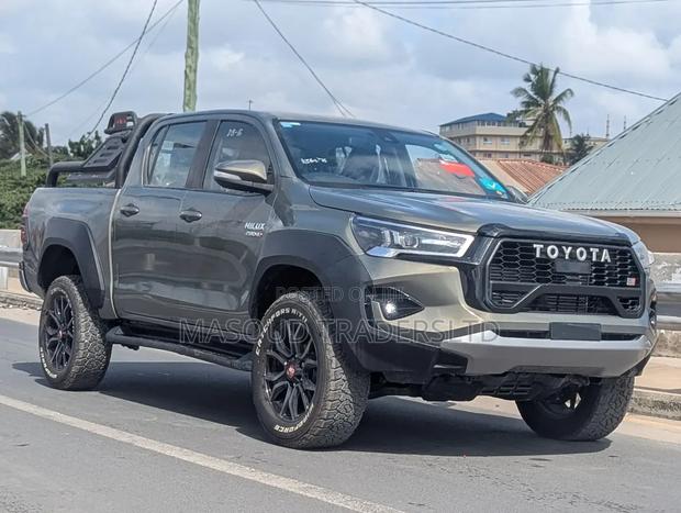 Toyota Hilux 2024 Gray