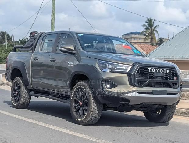 Toyota Hilux 2024 Gray