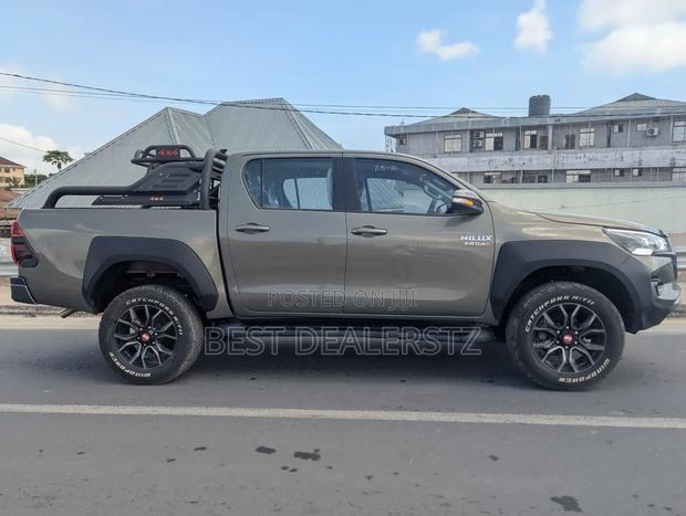 Toyota Hilux 2024 Gray