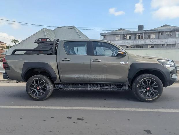 Toyota Hilux 2024 Gray