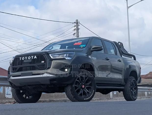 Toyota Hilux 2024 Gray