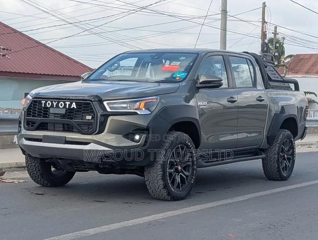 Toyota Hilux 2024 Gray