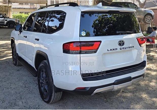 Toyota Land Cruiser LC300 2023 White