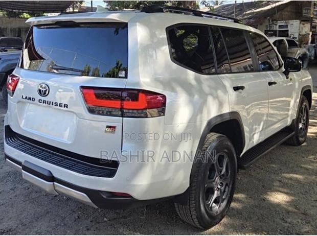 Toyota Land Cruiser LC300 2023 White