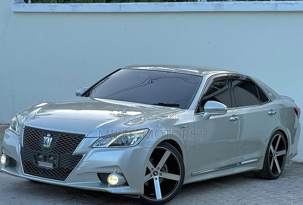 Toyota Crown 2014 Gold