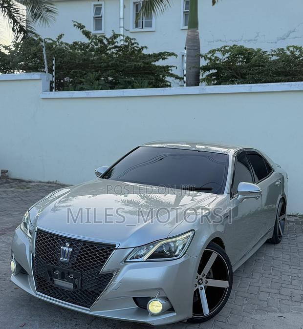 Toyota Crown 2014 Gold