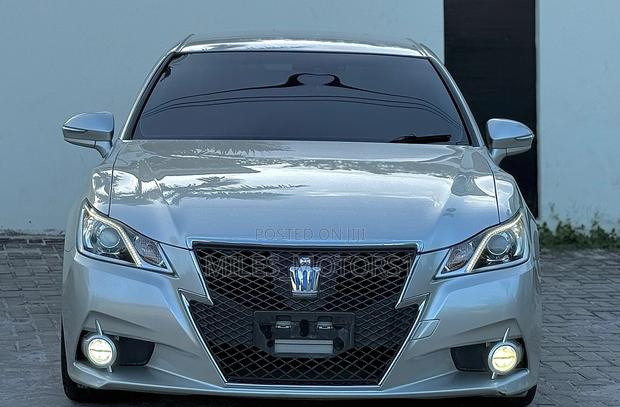 Toyota Crown 2014 Gold