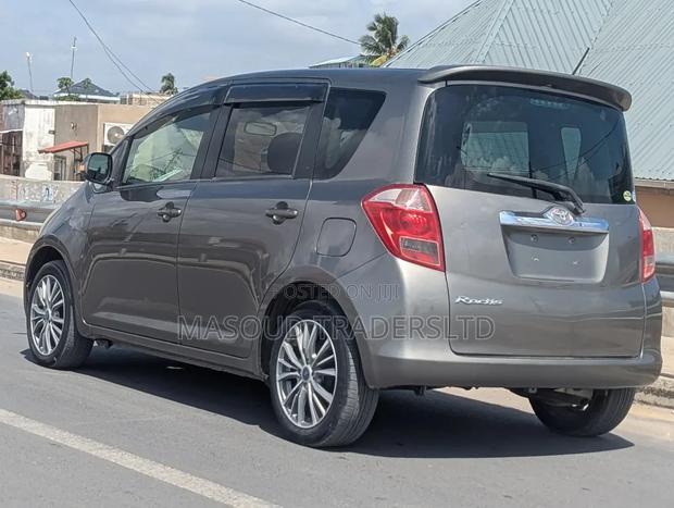 Toyota Ractis 2006 Gray