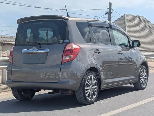 Toyota Ractis 2006 Gray