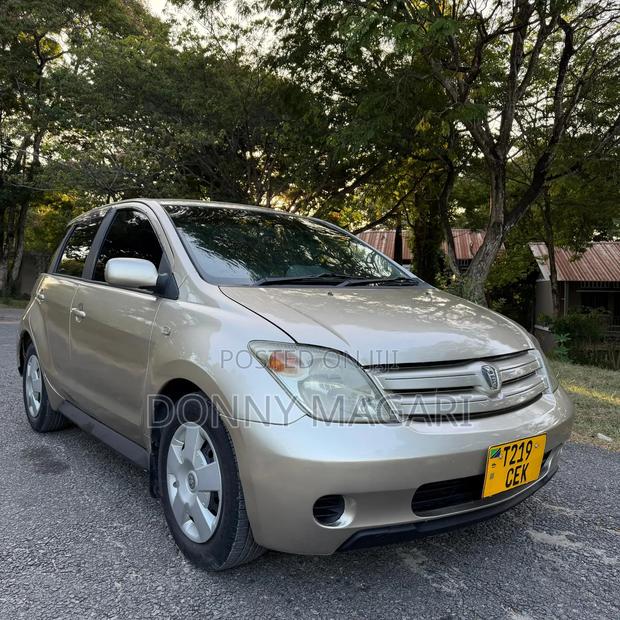 Toyota IST 2004 Gold