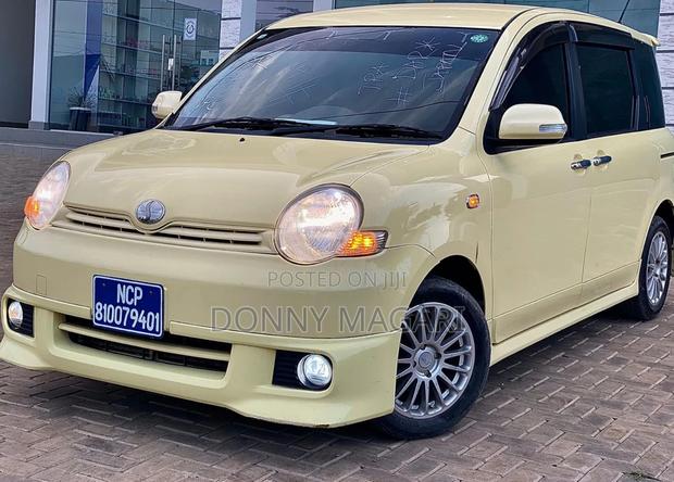 Toyota Sienta 1.5 AWD 2004 Yellow