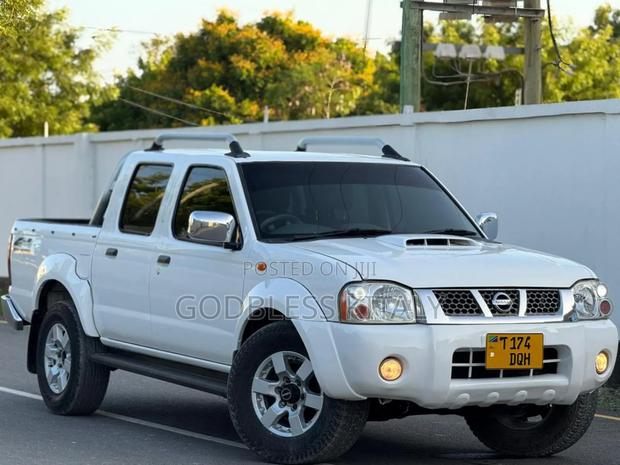 Nissan Hardbody 2018 White