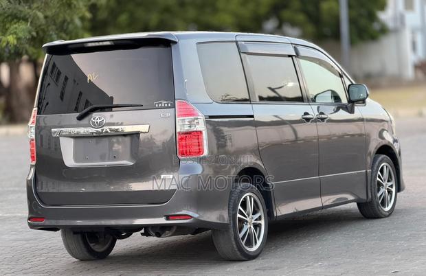 Toyota Noah 2009 Gray