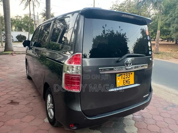 Toyota Noah 2.0 143hp AWD (7 Seater) 2010 Gray