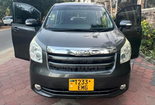 Toyota Noah 2.0 143hp AWD (7 Seater) 2010 Gray