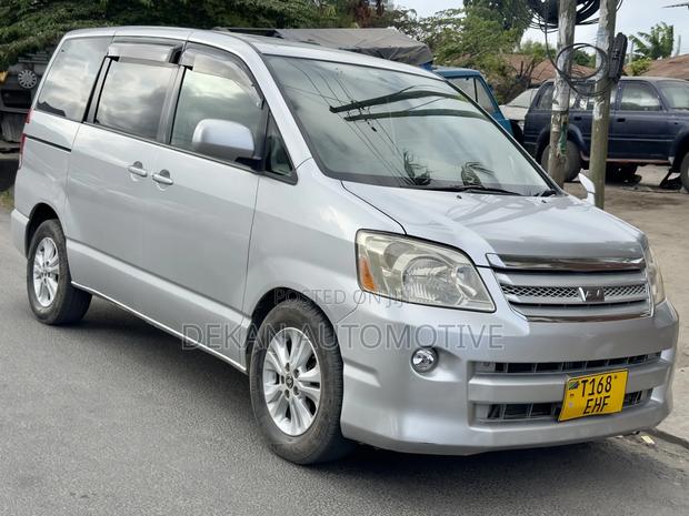 Toyota Noah 2.0 FWD (8 Seater) 2005 Silver